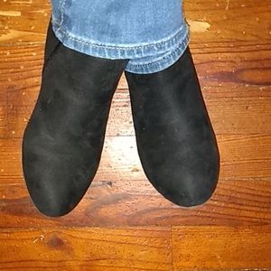Black Sueded Ankle Boots 6W